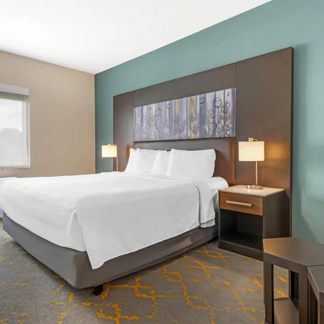 غرفة بسرير كينج بحوض استحمام لذوي الإعاقة، Best Western Plus Isanti 1/8