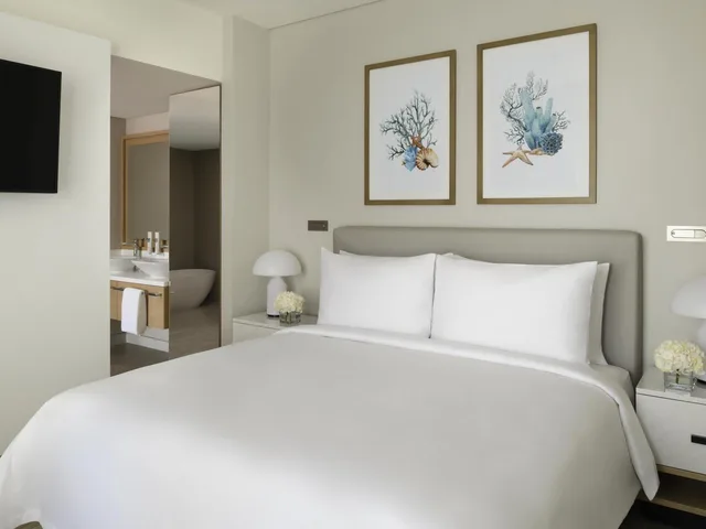 Suite, King Bed, Beach Front, Private Pool، Movenpick Resort Al Marjan Island 1/2
