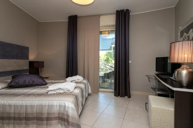 Standard, Double or Twin Bed, Square View، Hotel Mariver 2/7