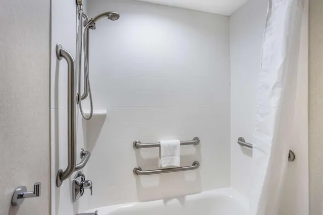 جناح بسريرين كوين بحوض استحمام لذوي الإعاقة، Best Western Plus Wilkes Barre-Scranton Airport Hotel 5/5