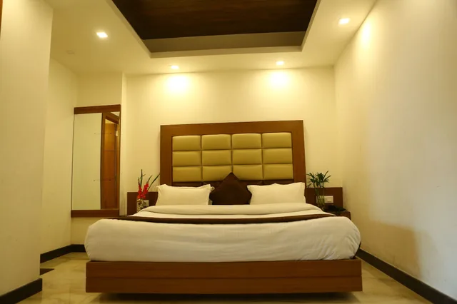 جناح كلوب بسرير كينج بإطلالة على الجبل للمدخنين، Oyo Rooms Mussoorie Library 1/2