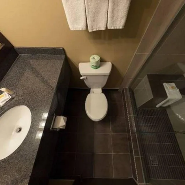 غرفة بسرير كينج وسريرين كوين، Days Inn By Wyndham Calgary Northwest 5/9
