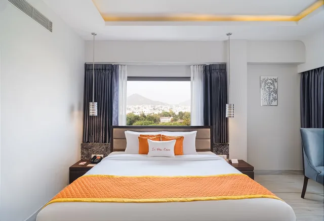 غرفة بريميوم بسرير كينج، Zone Connect by The Park Udaipur 1/4