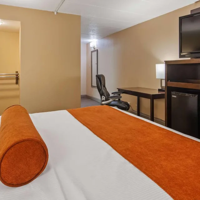 غرفة بسرير كينج بحوض استحمام لذوي الإعاقة، Best Western Crossroads Of The Bluffs 6/8