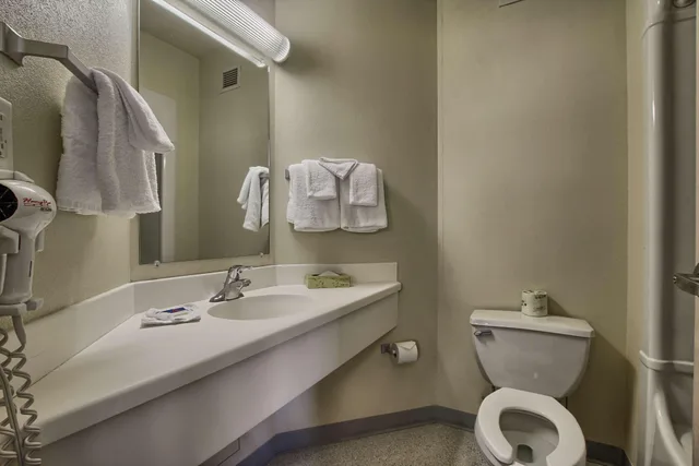 2 Queen Beds - Non-Smoking, Micfridge، Motel6 London, ON - Ontario 3/4