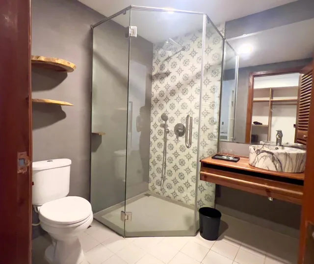 غرفة ديلوكس بسرير مزدوج بإطلالة على المسبح بشرفة، DACO Hotel 8/10