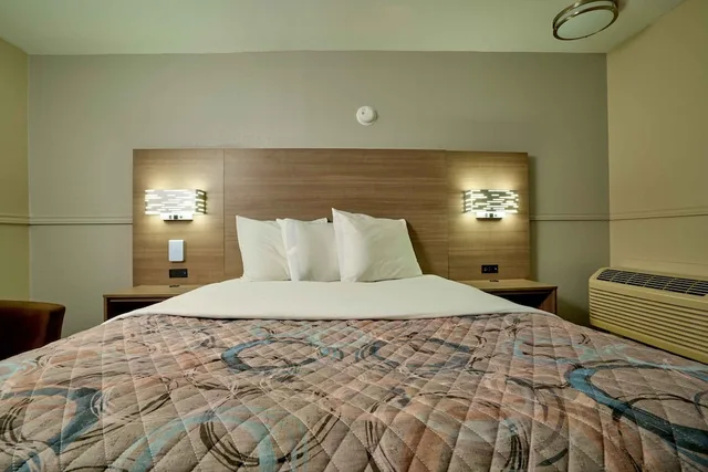 Garden, Queen Bed، Family Garden Inn Suites 5/8