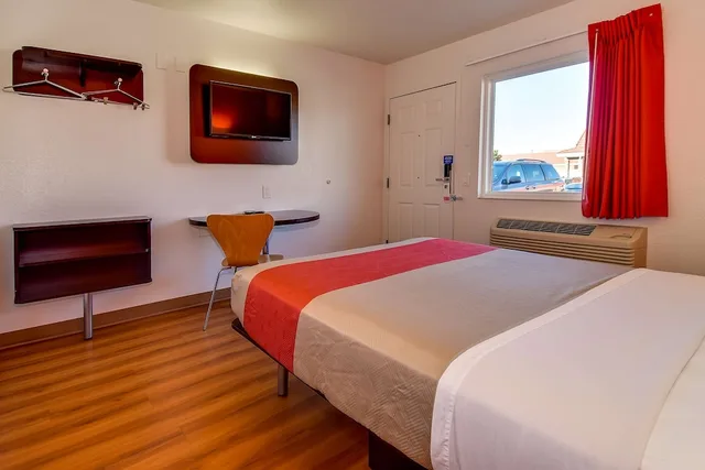 غرفة قياسية بسرير كوين، Motel6 Riverside, CA - South 4/9