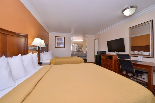 Standard, 2 Queen Beds, Quality Inn Lake Elsinore 4/10