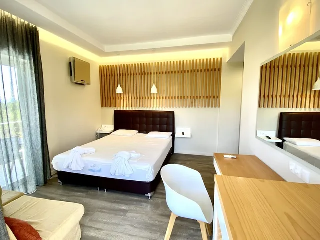 غرفة كلاسيكية ثلاثية بسرير كوين بإطلالة على الحديقة مع أريكة، Paloma Blanca Hotel 1/3