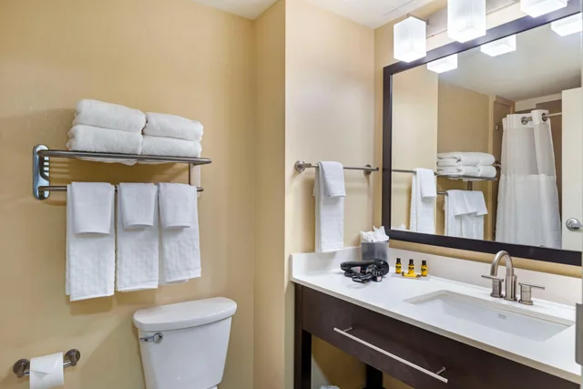 Penthouse, Suite, King Bed, Sofa, Kitchenette، Best Western Plus Thornburg Inn & Suites 3/4