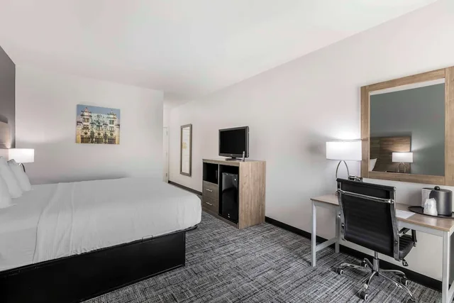 غرفة قياسية بسرير كينج، Best Western Plus MidAmerica Hotel 5/7