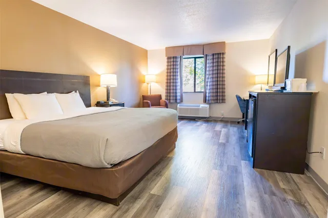 غرفة بسرير كينج، Quality Inn & Suites Sun Prairie Madison East 1/3