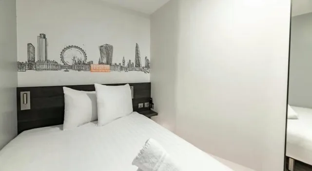 Room, Double Bed, No Window، easyHotel London Victoria 2/2