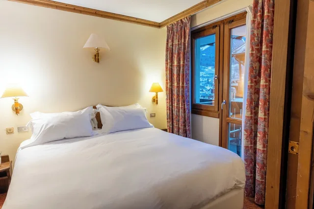 غرفة عائلية بسرير مزدوج وسريرين منفصلين، Hotel Alaska Cortina 1/7