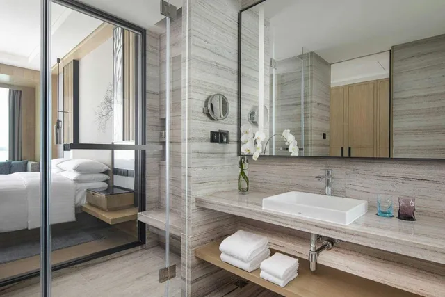 غرفة بسرير كينج بإطلالة على البحيرة في طابق مرتفع، Courtyard by Marriott Chengdu South 4/5