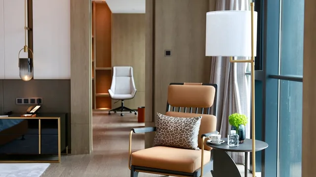 1 Bedroom, Suite, King Bed, Dining Area، INTERCONTINENTAL Foshan New City 3/3