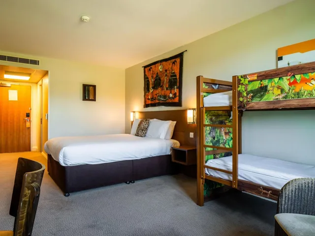 SAFARI Double Room with Bunk Beds، Chessington Resort Hotels 1/3