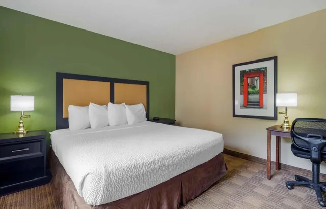 Deluxe, King Bed, Extended Stay America Pittsburgh - Carnegie 1/3