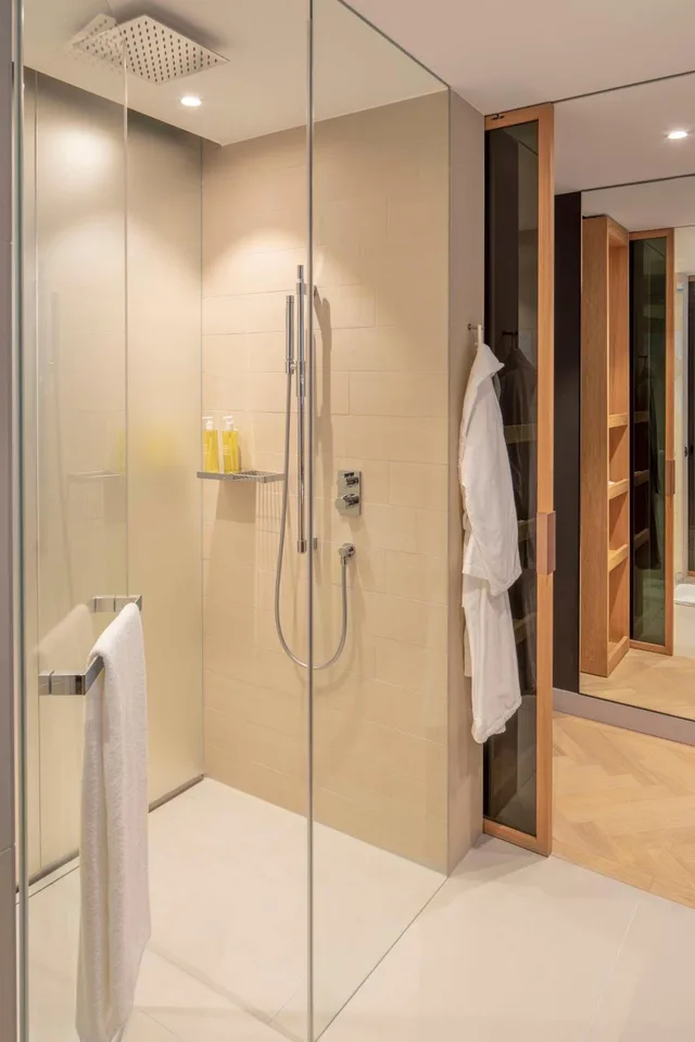 غرفة بسرير كينج بإطلالة على الحديقة، Andaz Munich Schwabinger Tor 2/2