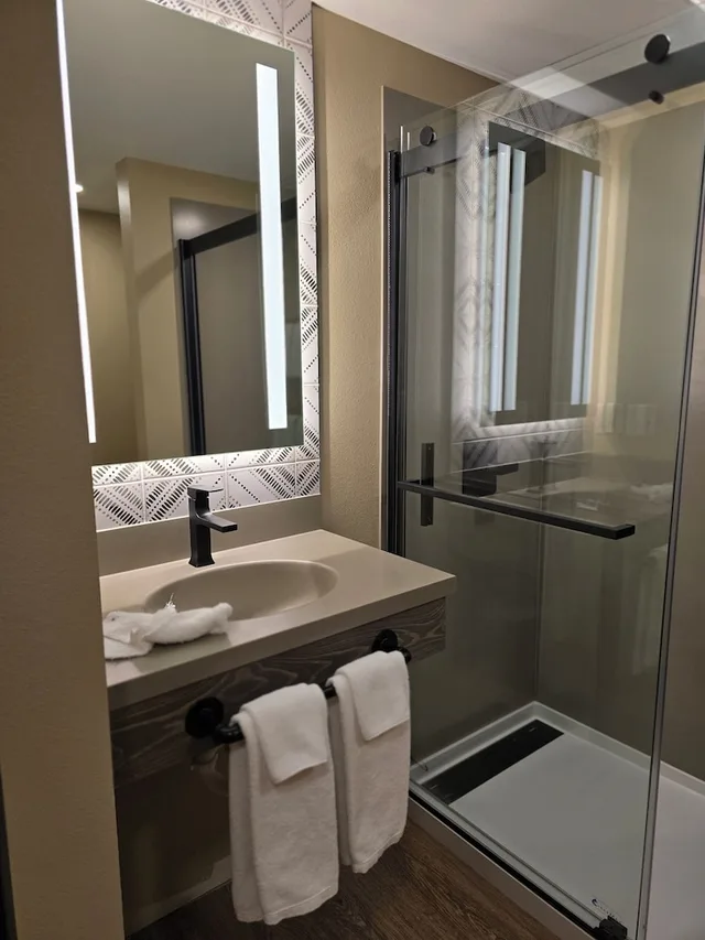 غرفة ديلوكس بسريرين كوين بإطلالة مع أريكة، Wintergreen Hotel & Conference Center 1/2