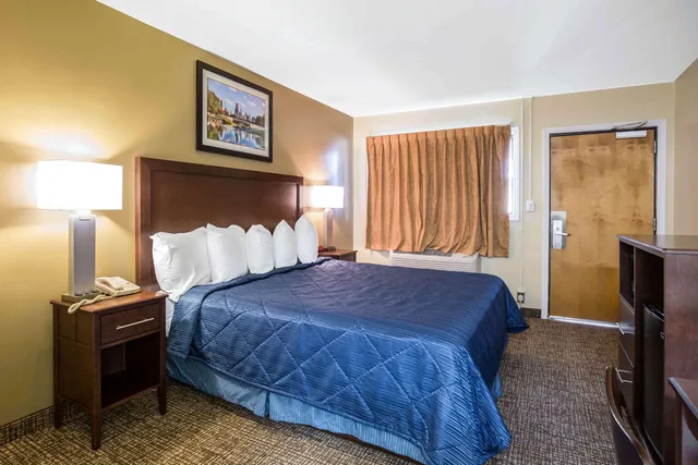 غرفة بسرير كوين، Rodeway Inn Lyons - La Grange 5/7