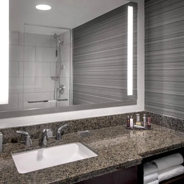 Room, King Bed, Living Area, Concierge، Newark Liberty International Airport Marriott 2/6