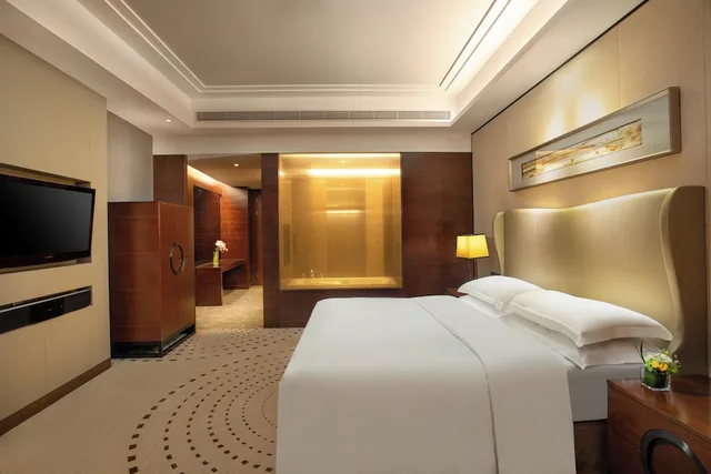 غرفة قياسية بسرير كينج مع دخول صالة النادي مع دخول الصالة، Crowne Plaza Huizhou 2/7