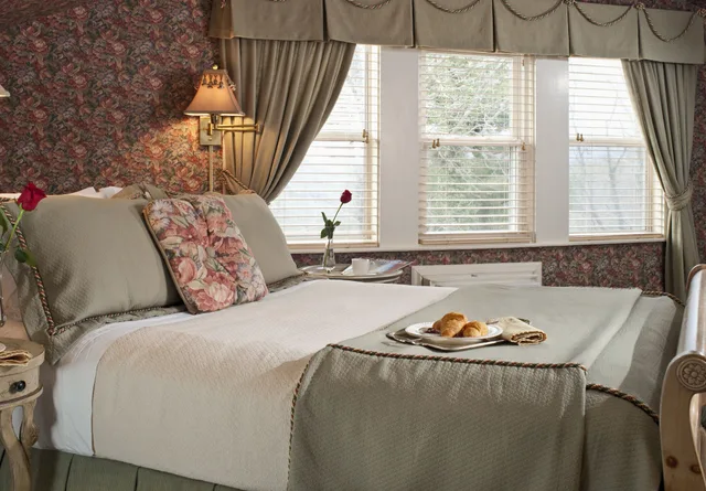 1 Queen and 1 Single Bed, Albemarle Inn 2/3