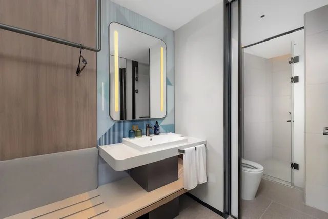 Standard, King Bed, Extra Floor Space، Holiday Inn Express Shanghai Jing An Xikang Road by IHG 6/10