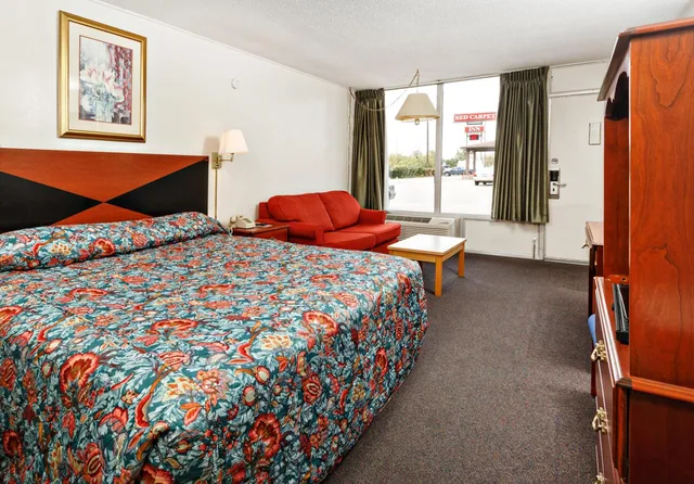 Studio, King Bed, Red Carpet Inn Louisville 1/10