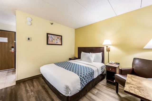 غرفة قياسية بسرير كوين، Econo Lodge Mayo Clinic Area 1/3
