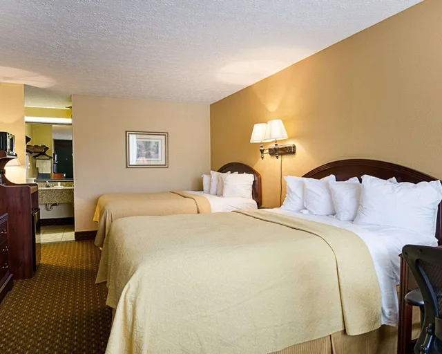 غرفة بسريرين كوين لذوي الإعاقة، Quality Inn Lewisburg 1/3
