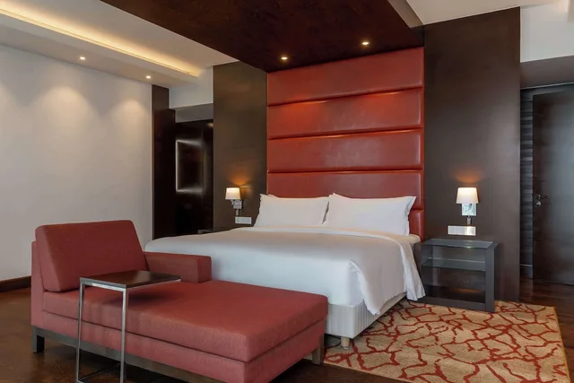 جناح رئاسي بسرير كينج بإطلالة على البحر بشرفة، Radisson Blu Hotel, Conakry 2/3