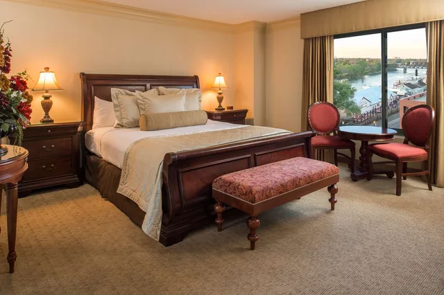 جناح ركني بسرير كينج بغرفتين، Embassy Suites by Hilton Sacramento Riverfront Promenade 2/4
