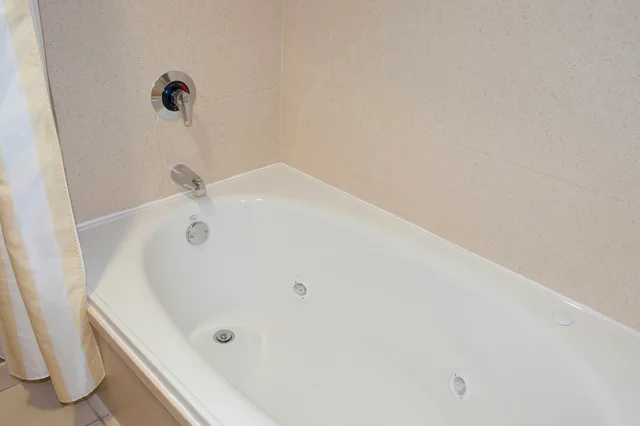 غرفة بسرير كينج بحوض جاكوزي، Hilton Garden Inn Columbus Edinburgh In 2/3