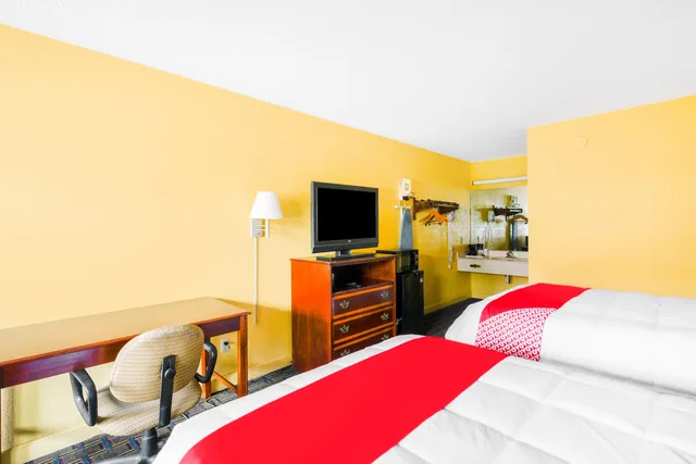 2 Full Bed Smoking, OYO Hotel Williamston 3/4