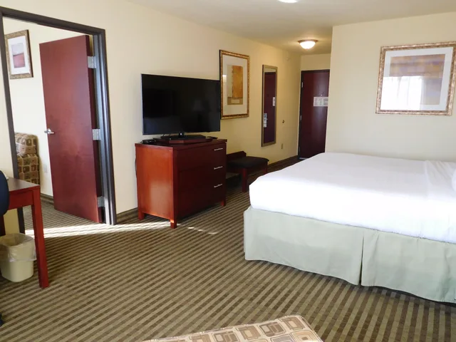جناح بسرير كينج بمنطقة جلوس بحوض جاكوزي، Holiday Inn Express Hotel And Suites Ponca City 1/3