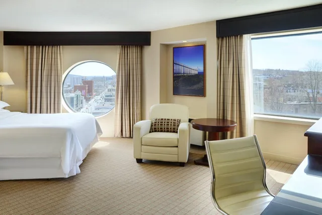 غرفة كبيرة بسرير كينج وسرير كوين بإطلالة على المدينة مع دخول صالة النادي، Sheraton Hotel Newfoundland 5/10