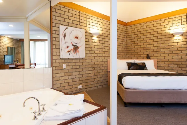 Spa, Queen Bed، Mitchell on Main 5/5