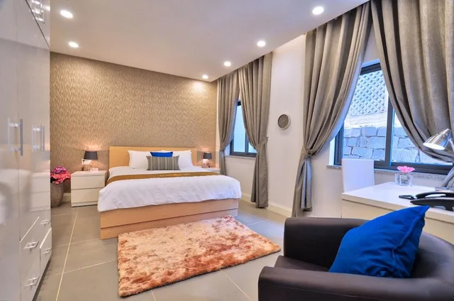 Queen Bed, Hill View، The Wind Resort - Tropical Hillside Escape 1/1