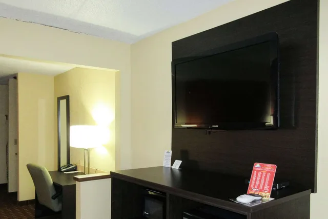 Suite, King Bed, Quality Inn & Suites Benton Harbor - St. Joseph 1/2