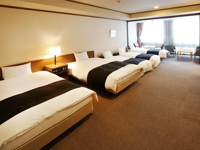 غرفة اقتصادية بسريرين منفصلين وثلاثة أسرّة مع أريكة، APA Hotel Sapporo Susukino-EkiNishi 1/3