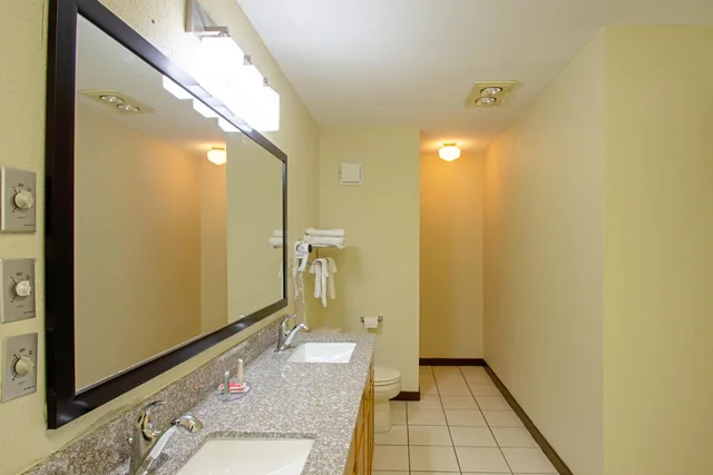 جناح بسرير كينج وسريرين كوين، Econo Lodge Inn & Suites Wisconsin Dells 10/14