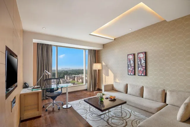 جناح بسرير كينج بغرفة نوم واحدة مع دخول الصالة، CROWNE PLAZA GREATER NOIDA 2/3