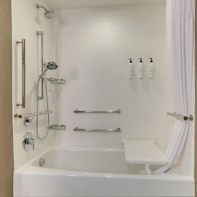 غرفة بسريرين كوين مع سرير سحّاب إضافي مع أريكة لذوي الإعاقة، SpringHill Suites by Marriott Cheraw 5/7
