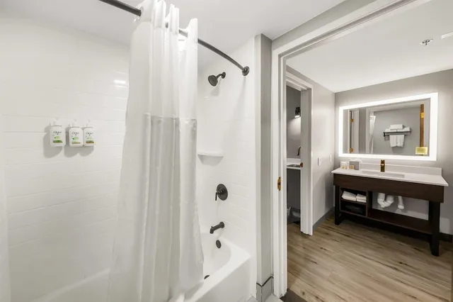 جناح بسرير كينج بغرفة نوم واحدة بمطبخ، Hawthorn Suites By Wyndham College Station 9/10
