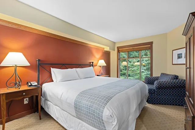 غرفة بسرير بطابقين وسريرين كوين بـ3 غرف نوم مع أريكة، Horstman House By Whistler Premier 5/10