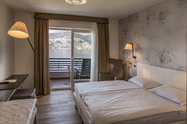 غرفة ديلوكس بسريرين منفصلين بإطلالة على البحيرة بشرفة، Hotel Capri 4/10