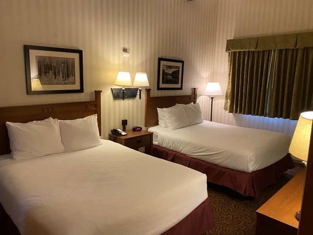جناح داخلي بسريرين كوين بإطلالة على البحيرة بشرفة مع أريكة، Best Western Adirondack Inn 3/5